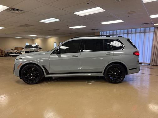 2025 BMW X7 M60i