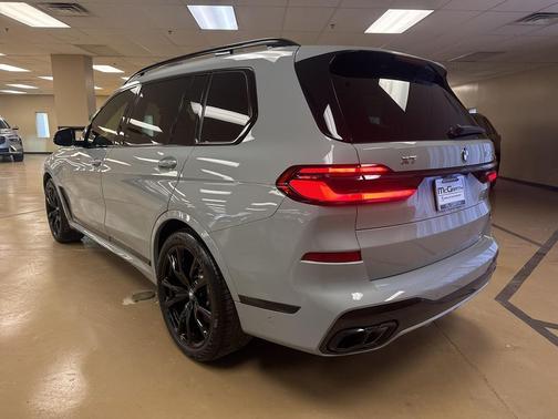 2025 BMW X7 M60i