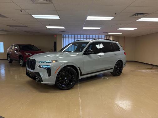 2025 BMW X7 M60i
