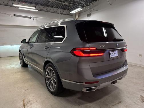 Skyscraper Grey Metallic 2025 BMW X7 xDrive40i