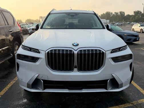 Mineral White Metallic 2024 BMW X7 xDrive40i