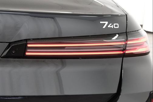 Carbon Black Metallic 2027 BMW 740 xDrive