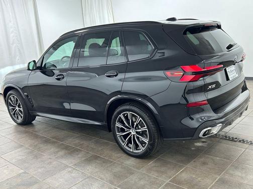 Black Sapphire Metallic 2025 BMW X5 xDrive40i