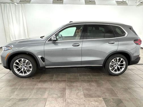 Skyscraper Grey Metallic 2026 BMW X5 xDrive40i