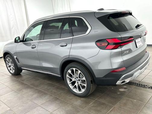 Skyscraper Grey Metallic 2026 BMW X5 xDrive40i