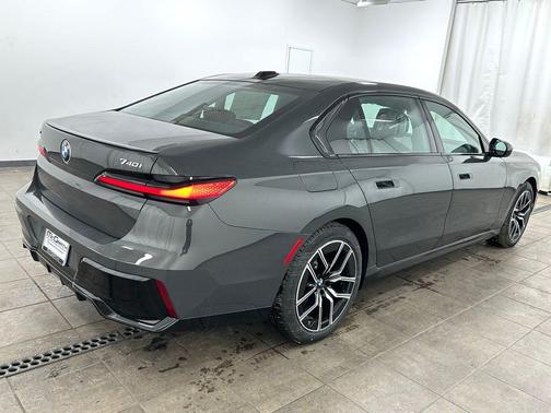 Dravit Grey Metallic 2026 BMW 740 xDrive