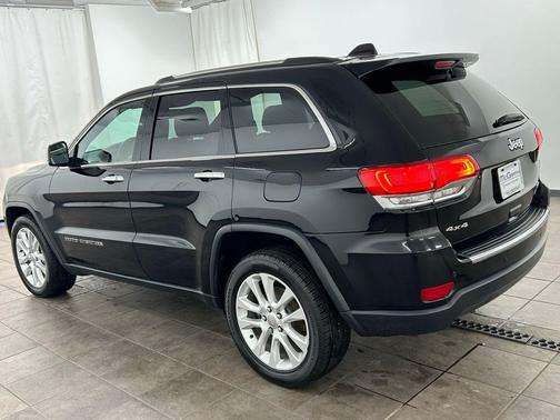 Diamond Black Crystal Pearlcoat 2017 Jeep Grand Cherokee Limited