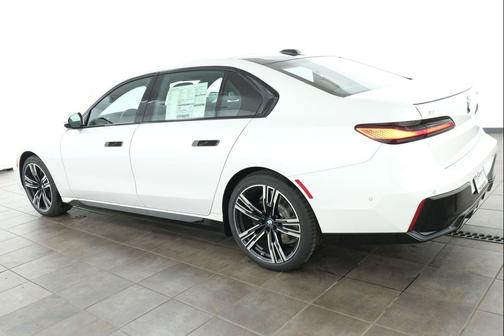 Mineral White Metallic 2026 BMW i7 xDrive60