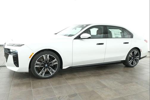Mineral White Metallic 2026 BMW i7 xDrive60