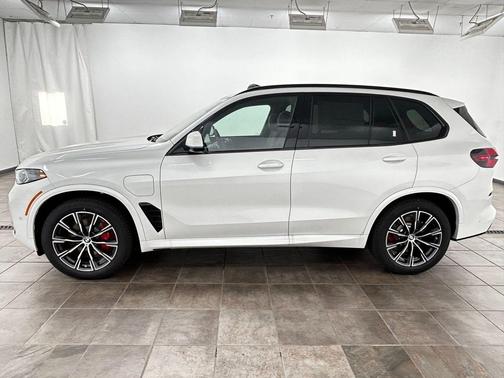 Mineral White Metallic 2026 BMW X5 PHEV xDrive50e