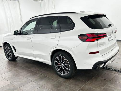 Mineral White Metallic 2026 BMW X5 PHEV xDrive50e
