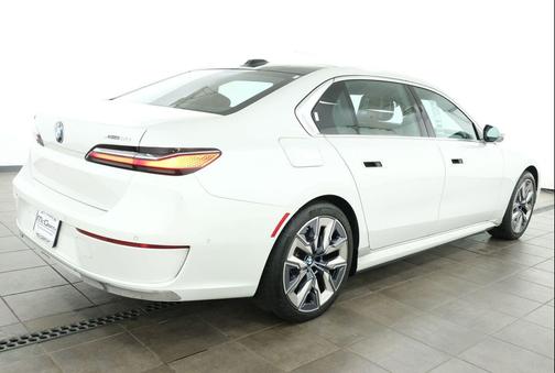Mineral White Metallic 2023 BMW i7 xDrive60