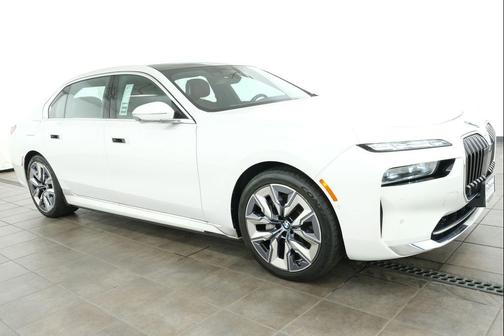 Mineral White Metallic 2023 BMW i7 xDrive60