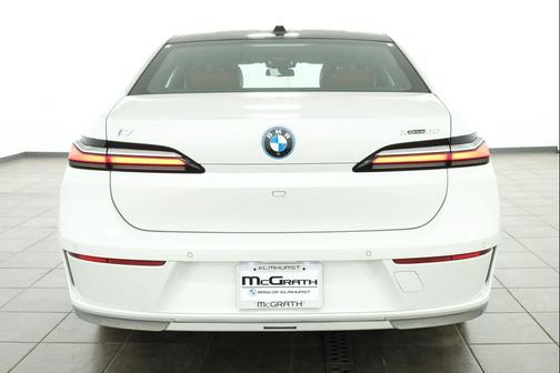 Mineral White Metallic 2023 BMW i7 xDrive60