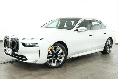 Mineral White Metallic 2023 BMW i7 xDrive60