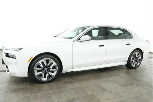 Mineral White Metallic 2023 BMW i7 xDrive60