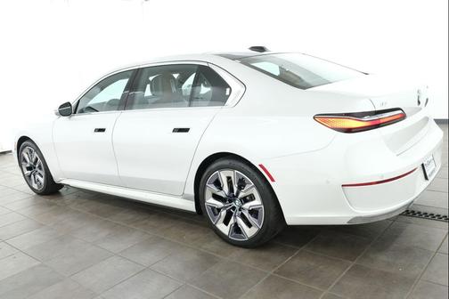 Mineral White Metallic 2023 BMW i7 xDrive60