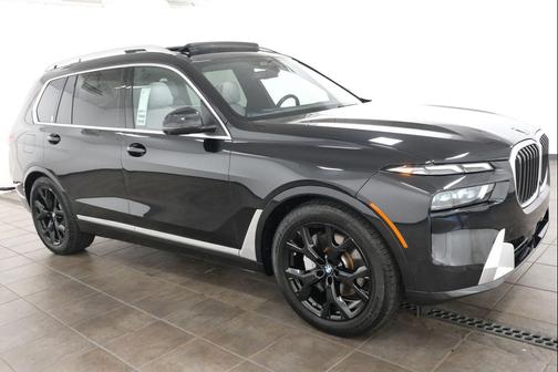 Black Sapphire Metallic 2024 BMW X7 xDrive40i