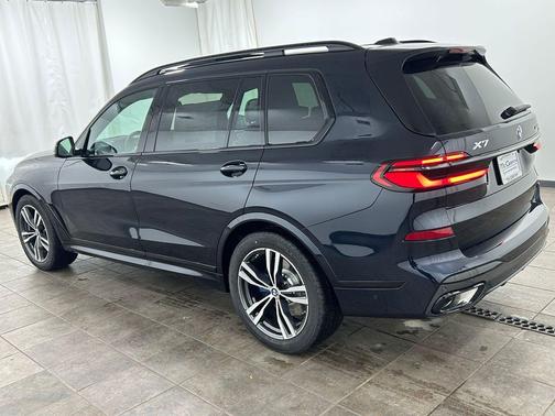 Carbon Black Metallic 2026 BMW X7 xDrive40i