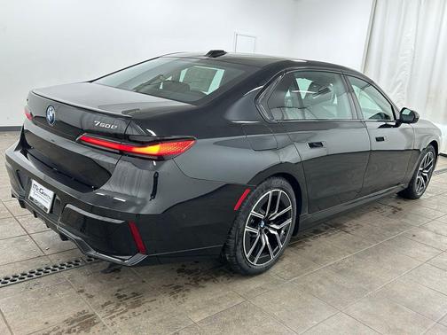 Black Sapphire Metallic 2026 BMW 750e i xDrive