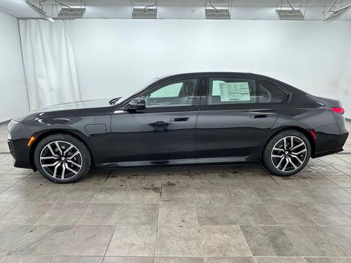 Black Sapphire Metallic 2026 BMW 750e i xDrive