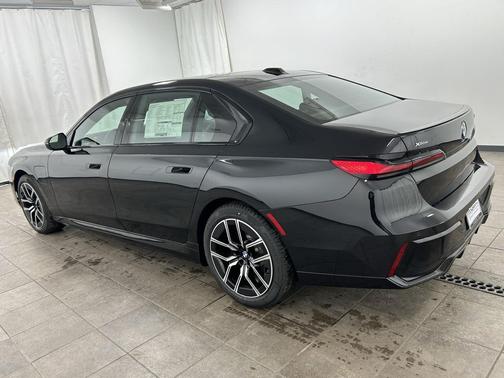 2026 BMW 750e i xDrive