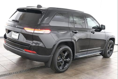 Diamond Black Crystal Pearlcoat 2023 Jeep Grand Cherokee Limited