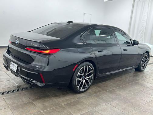 Black Sapphire Metallic 2023 BMW 760 i xDrive