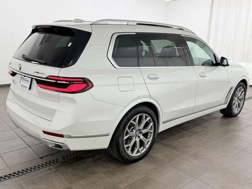Mineral White Metallic 2024 BMW X7 xDrive40i