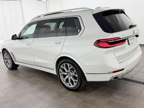 Mineral White Metallic 2024 BMW X7 xDrive40i