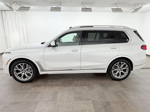 Mineral White Metallic 2024 BMW X7 xDrive40i