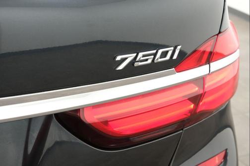 Singapore Gray Metallic 2019 BMW 750 i xDrive