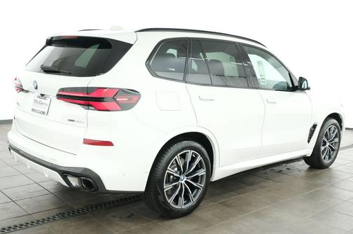Alpine White 2024 BMW X5 PHEV xDrive50e