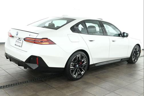 Mineral White Metallic 2025 BMW i5 M60