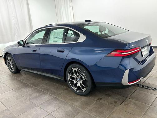 Phytonic Blue Metallic 2026 BMW 530 xDrive