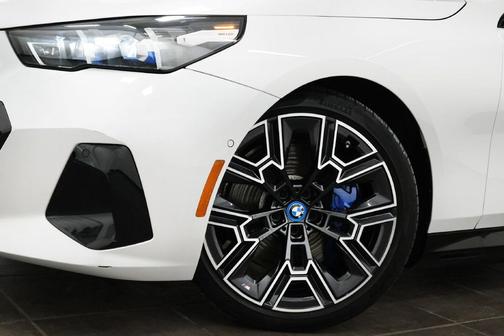 Mineral White Metallic 2024 BMW i5 M60