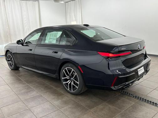 Carbon Black Metallic 2025 BMW 760 xDrive