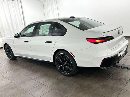 Alpine White 2026 BMW i7 xDrive60