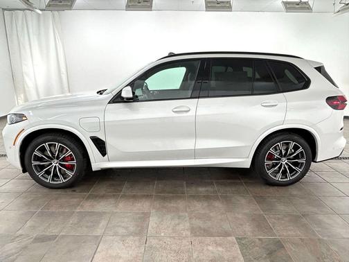 Mineral White Metallic 2026 BMW X5 PHEV xDrive50e