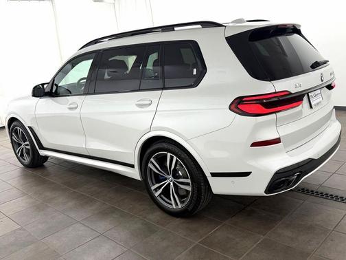 Mineral White Metallic 2026 BMW X7 M60i