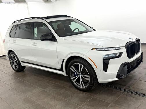 Mineral White Metallic 2026 BMW X7 M60i