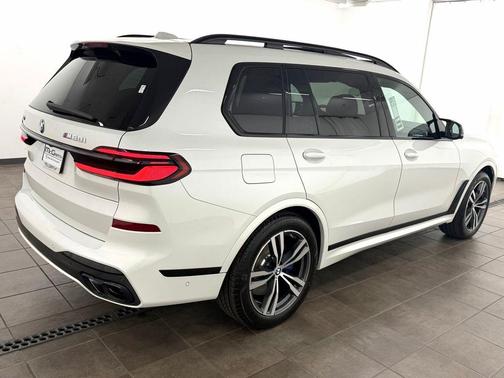 Mineral White Metallic 2026 BMW X7 M60i