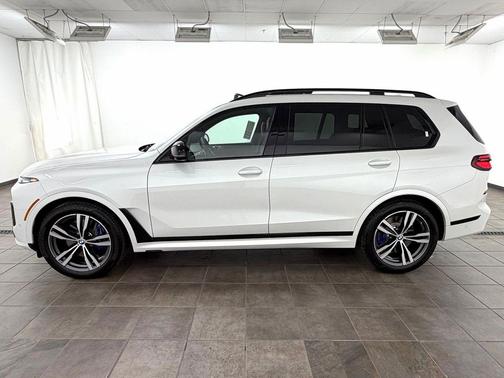 Mineral White Metallic 2026 BMW X7 M60i