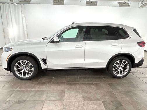 Mineral White Metallic 2026 BMW X5 xDrive40i