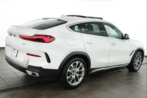 Mineral White Metallic 2023 BMW X6 xDrive40i