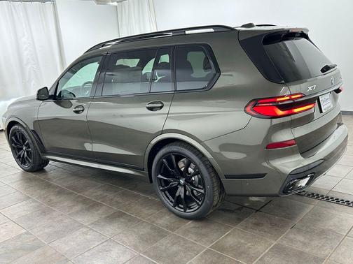 Manhattan Green Metallic 2026 BMW X7 xDrive40i