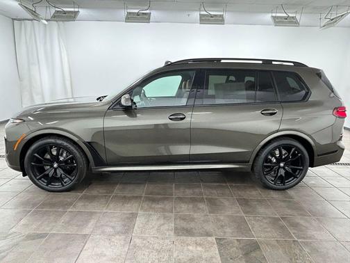 Manhattan Green Metallic 2026 BMW X7 xDrive40i