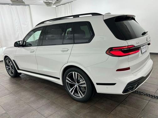Alpine White 2026 BMW X7 M60i