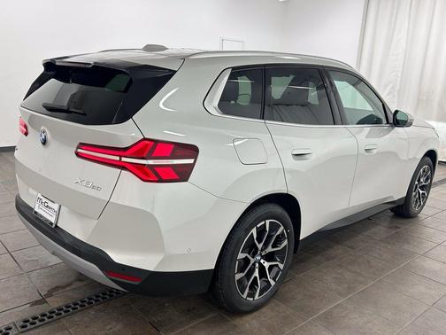 Mineral White Metallic 2026 BMW X3 30 xDrive