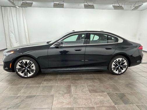 Black Sapphire Metallic 2024 BMW i5 eDrive40